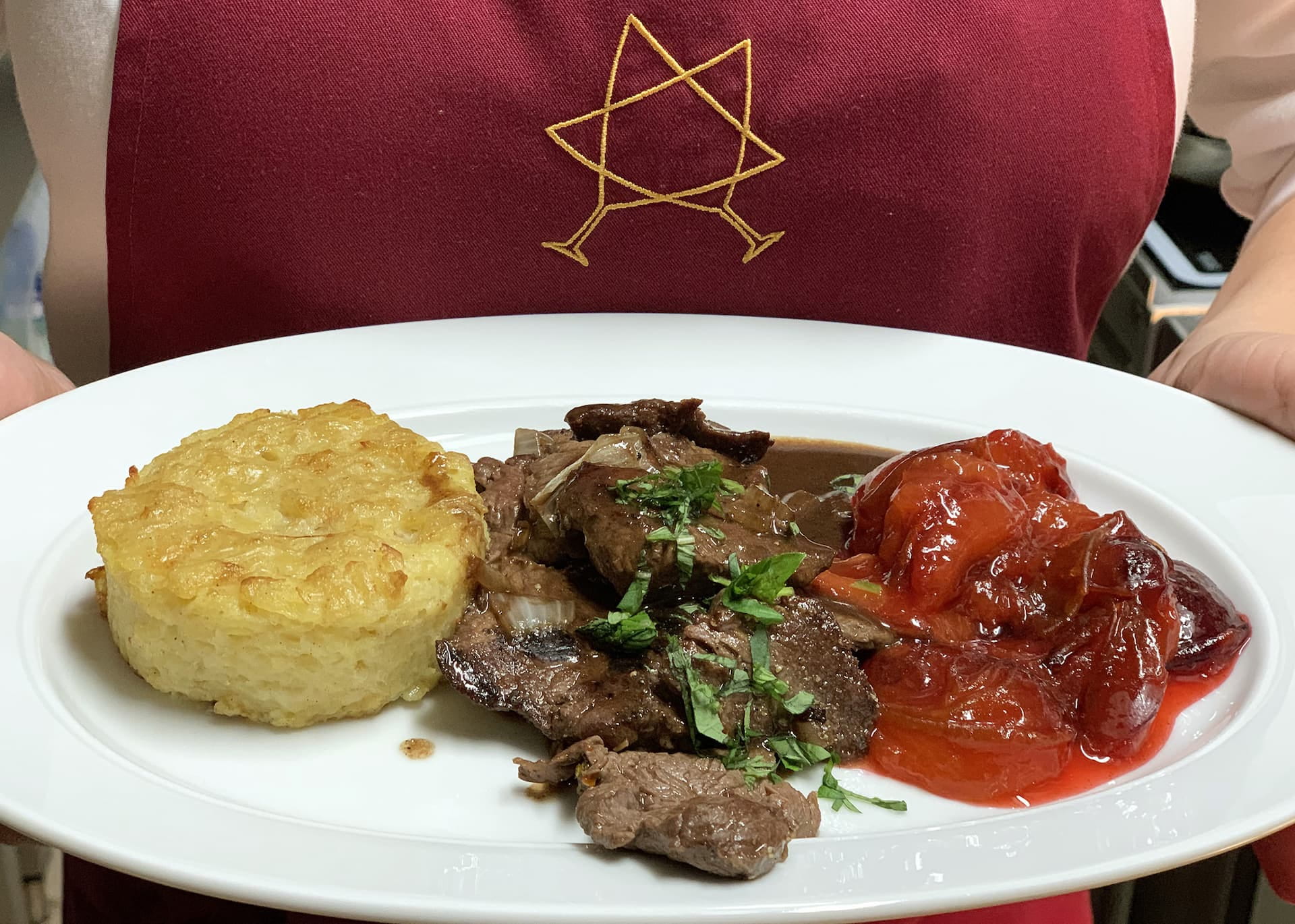 Kartoffel-Kugel, Hähnchen-Hackbällchen, gegrillter Blumenkohl auf Koriander-Sesam-Sosse